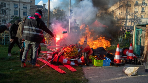 Ancora scontri a Parigi dopo il sì alla riforma delle pensioni, i sindacati sul piede di guerra contro Macron