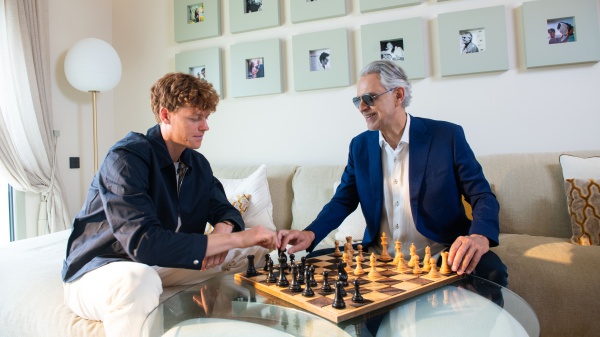 Andrea Bocelli presenta in anteprima su RTL 102.5 il nuovo singolo con Jannik Sinner: “Lo scopo del brano è motivare e Jannik è un esempio per tutti i ragazzi della sua età”