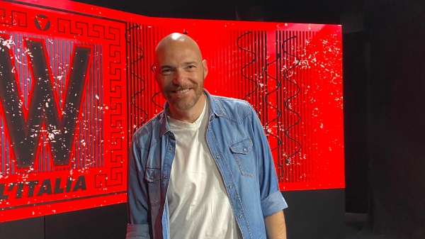 Andrea Pezzi a RTL 102.5: “Lo spettacolo ruota attorno al bisogno di recuperare noi stessi. Ci sono molte riflessioni che dovremmo fare, anche grazie a questi stimoli”