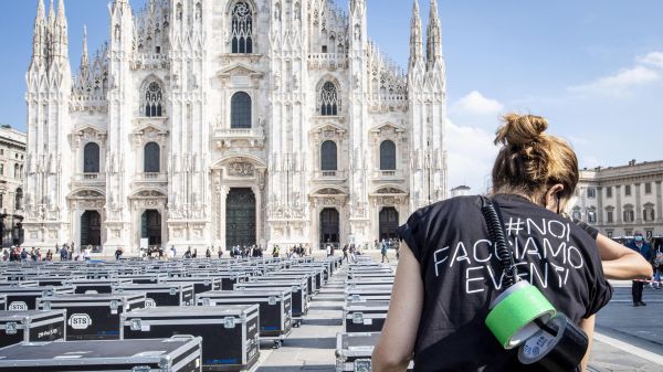 Antonacci, Nannini e Ramazzotti tra gli artisti che hanno condiviso l'immagine dei 500 bauli neri dei lavoratori dello spettacolo in piazza Duomo di Milano