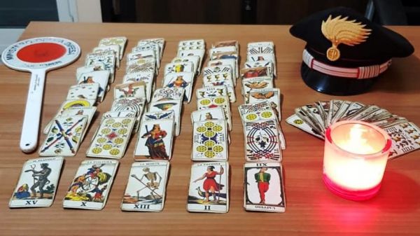Appicca il fuoco alla villa marito, glielo aveva detto una cartomante