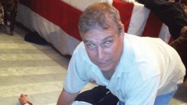 Arrestato l'ex principe Andrea. Il fratello di Re Carlo travolto dallo scandalo Epstein