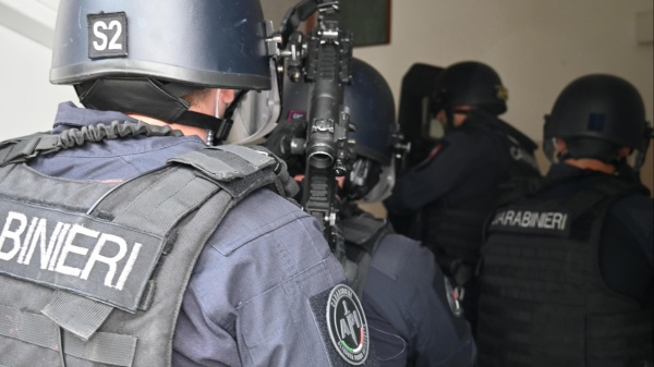 Arrivano le Forze speciali dei Carabinieri a Napoli: irruzione nella banca al Vomero. Scene da film!