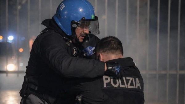 Askatasuna, arrestato uno dei presunti aggressori dell’agente circondato e malmenato durante gli scontri di ieri a Torino