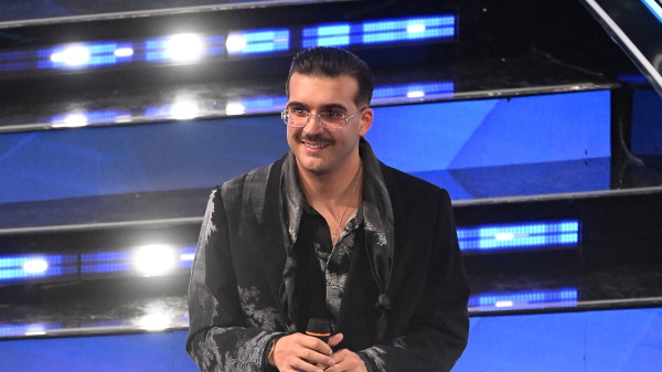 “Strade”, il medley di Geolier a Sanremo: ‘Brivido’ con Guè, ‘O' primmo ammore’ con Luchè e ‘Chiagne’ con Gigi D’Alessio