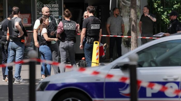 Attacco con coltello a Parigi, un uomo cerca di uccidere tre donne, mi ha mandato Allah