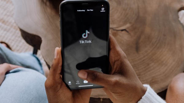 Bambina morta dopo sfida su TikTok, verifiche sui social utilizzati dalla vittima