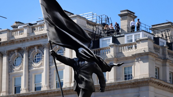 Banksy ricompare con una statua nel cuore di Londra e sfida l'imperialismo. Lui e la sua arte restano inafferrabili