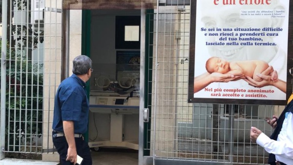 Bari, don Antonio Ruccia e il tecnico elettricista sono stati rinviati a giudizio per la morte del bimbo lasciato nella culla termica della parrocchia