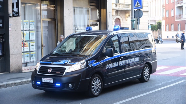 Bari, tre agenti della Polizia Penitenziaria arrestati con l’accusa di tortura. Vittima un uomo con problemi psichici