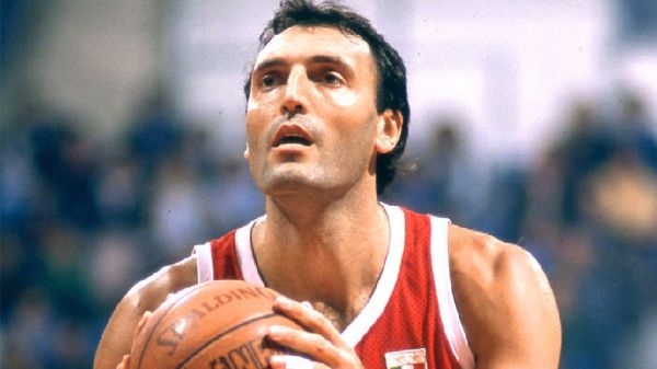 Basket, Olimpia Milano ritira maglia numero 11 di Meneghin