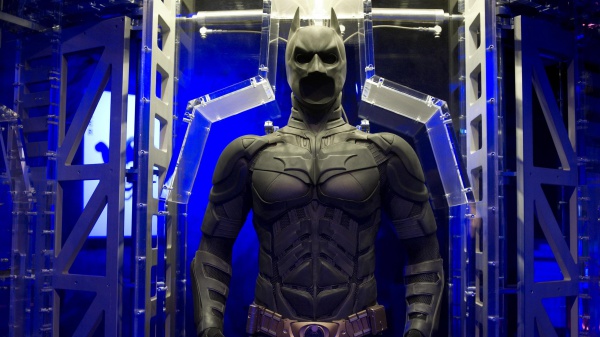 Batman Day 2025, i tanti volti del Cavaliere Oscuro: dal cinema ai videogiochi, le produzioni che hanno reso iconico il personaggio