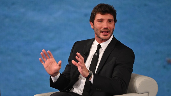 Belen ritrova il sorriso, De Martino replica alle accuse choc