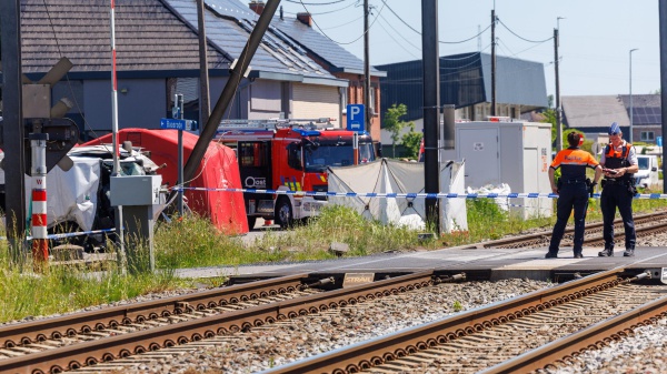 Belgio, scontro tra un minibus e un treno al passaggio a livello. Quattro i morti, tra cui due studenti