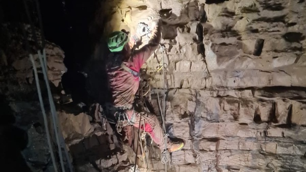 Bergamo, salva la speleologa bloccata a 150 metri di profondità in una grotta