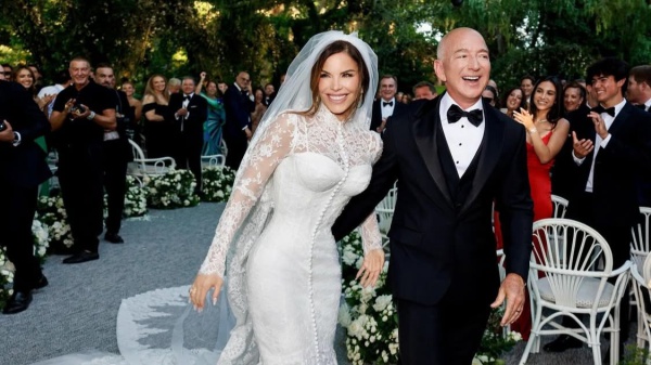 Venezia, è arrivato il "sì" per Bezos e Sanchez. Stasera il party finale, ma le proteste continuano