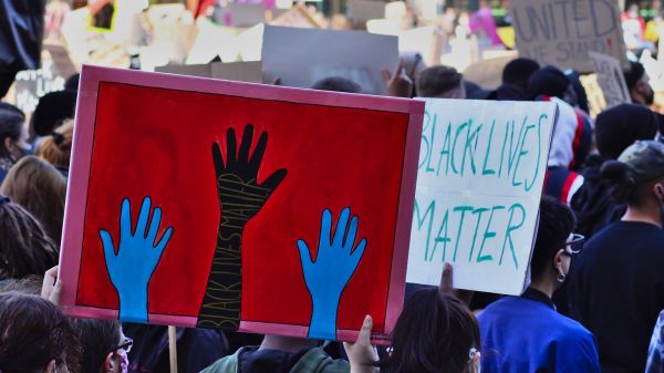 Black Lives Matter, continuano le proteste, statue storiche nel mirino degli attivisti