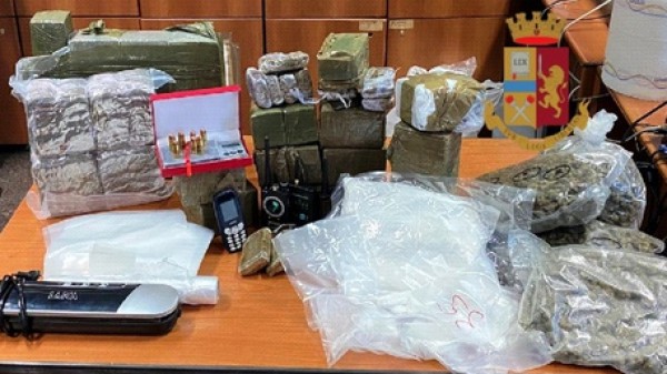 Blitz Polizia contro narcos a Napoli. Vestiti intrisi di cocaina liquida per superare la Dogana