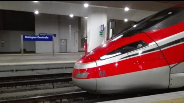 Bologna, accoltella donna sul treno, fermato l'aggressore