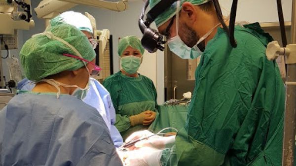 Bologna, prima operazione al mondo guidata in realtà aumentata