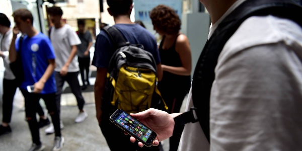 Stop Ai Cellulari In Classe, La Circolare Del Ministero Dell'Istruzione ...