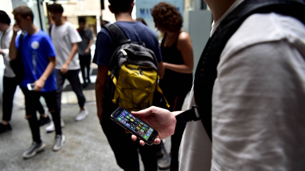 Stop ai cellulari in classe, la circolare del Ministero dell'Istruzione e del Merito