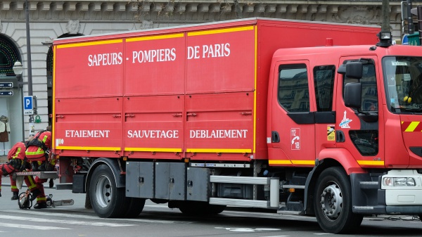 Parigi, violenta esplosione nel centro. Crolla un palazzo, in fiamme altri edifici