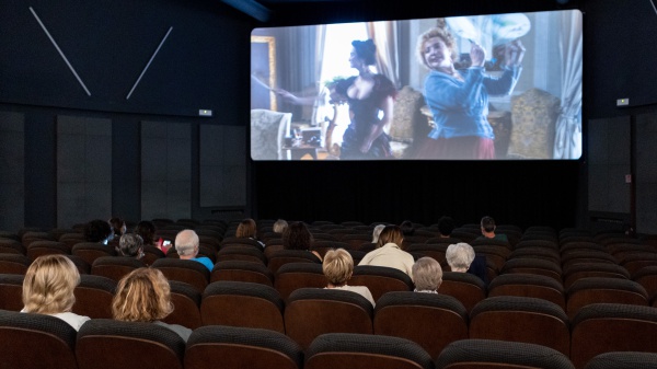 L'onda lunga del Covid pesa ancora sullo spettacolo italiano. Fatica il cinema, bene i concerti, ma attenzione al Sud