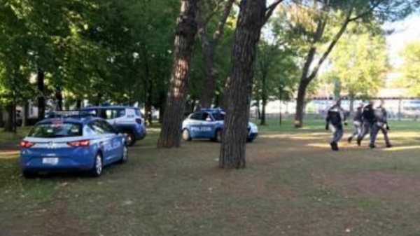 Brescia, bimbi aggrediti al parco: passante ferma il 29enne e lo consegna alla polizia