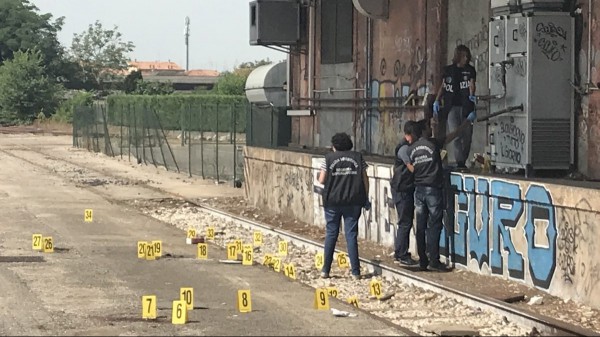 Bruciarono un clochard nel veronese per una sigaretta negata, tre ergastoli per i responsabili