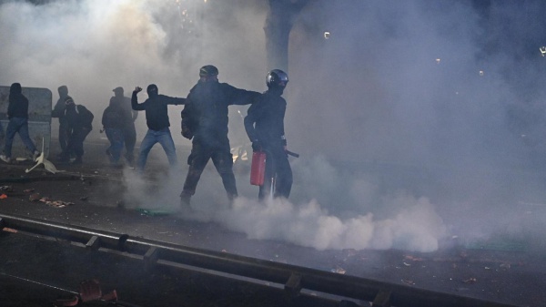 Calci, pugni e martellate, l'aggressione al poliziotto durante il corteo per Askatasuna a Torino