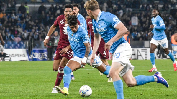 Calcio, Serie A, il Napoli batte il Torino e si avvicina al Milan