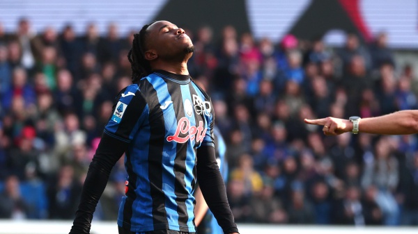 Calciomercato, prosegue il braccio di ferro tra Ademola Lookman e l'Atalanta, il giocatore non si è presentato all'allenamento