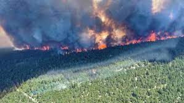 Caldo record ed emergenza incendi in Canada e California, nella città di Lytton in fiamme il 90% del territorio