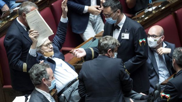 Camera, Sgarbi espulso e portato di peso fuori dall'Aula