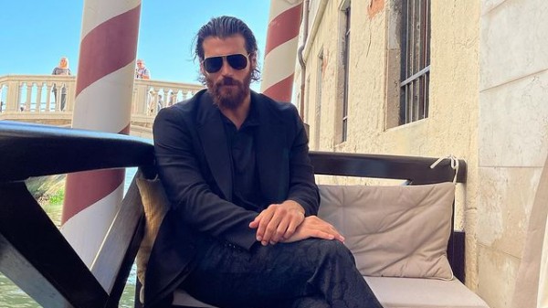 Can Yaman a Venezia 78, “questione di feeling” con una modella israeliana?