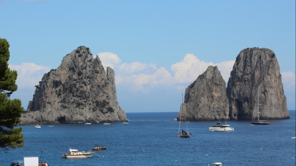 Capri: ordinanza "anti-petulanza", il sindaco dice stop all'assalto ai turisti. Ecco cosa si rischia