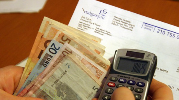 Caro bollette: maxi stangata di inizio anno, +131% per la luce e +94% per il gas, rispetto al 2021