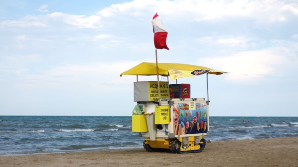 Caro estate. I consumatori fanno i conti, dai gelati ai voli, allo spritz