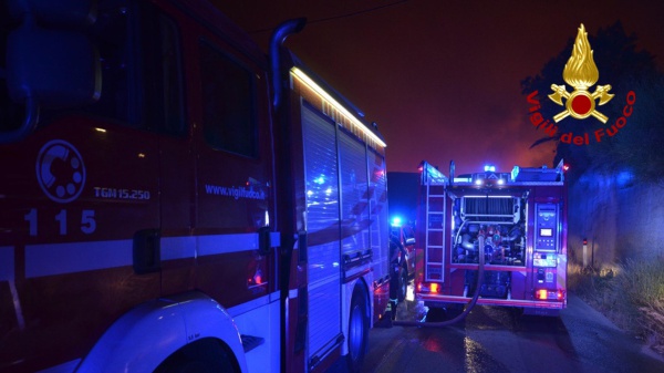 Case in fiamme a Cremella, in Brianza. Sette i feriti, tra cui un bambino, due sono in gravi condizioni