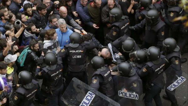 Catalogna, ancora scontri nella notte, feriti e arresti