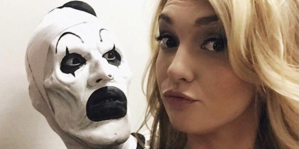 Catherine Corcoran di Terrifier fa causa al regista Damien Leone e ai