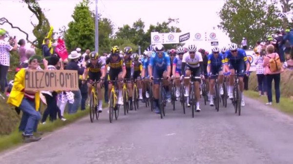 Causò una gigantesca caduta al Tour de France, finisce a processo la donna che lo provocò