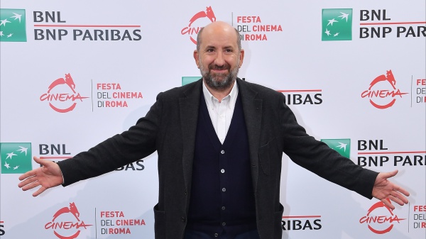 Cento domeniche, Albanese racconta la solitudine e la vergogna dei piccoli risparmiatori