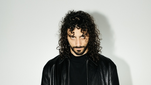 Charlie Charles a RTL 102.5: “Dopo aver creato musica per altri, sentivo un’urgenza di espressione. Avevo bisogno di uscire allo scoperto e di mostrarmi per quello che sono, così ho realizzato il mio primo album”