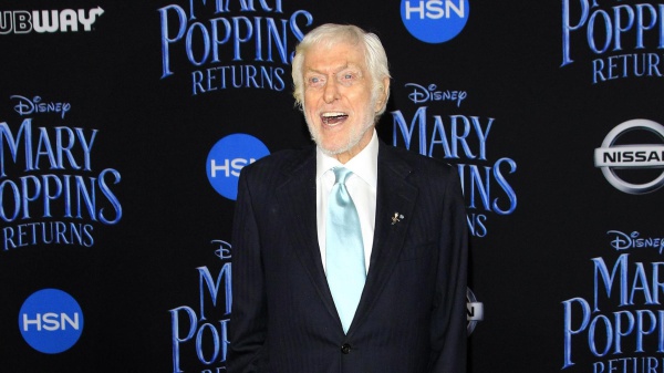 Cinema. Dick Van Dyke compie oggi 100 anni. "Voglio vivere ancora di più", dice l'attore statunitense