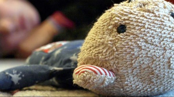 Como, drogava e abusava sessualmente di una bambina in età prescolare: arrestato trentenne