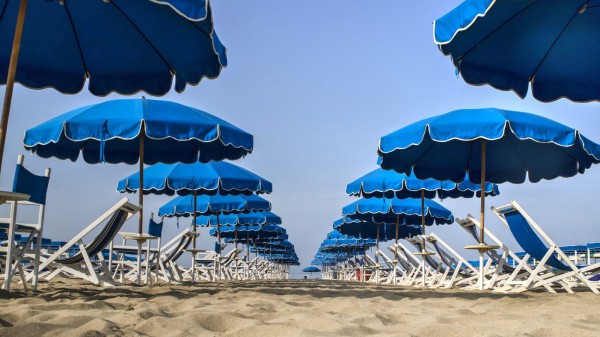 Confturismo, l’incertezza per i vaccini frena la voglia di viaggiare degli italiani; 20 milioni restano a casa