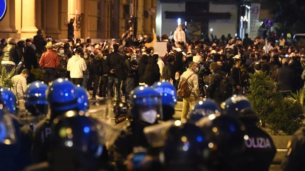 Coronavirus, allerta del Viminale, rischio tensioni sociali, violenze a Milano e Torino, corteo contro De Luca a Napoli