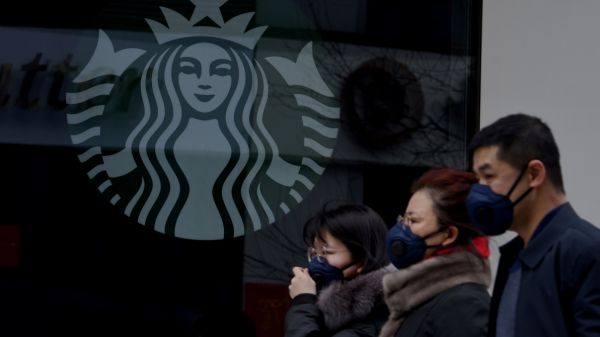 Coronavirus, compagnie aeree sospendono i voli e Ikea e Starbucks chiudono metà dei negozi